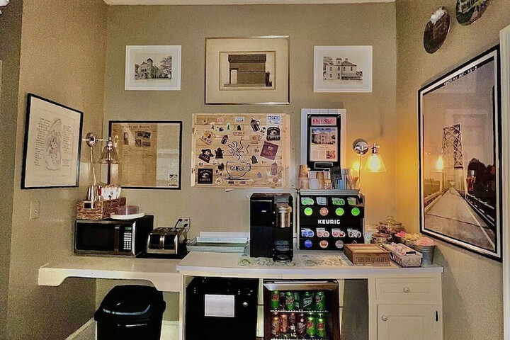 Breakfast/Coffee Service 25 of 34