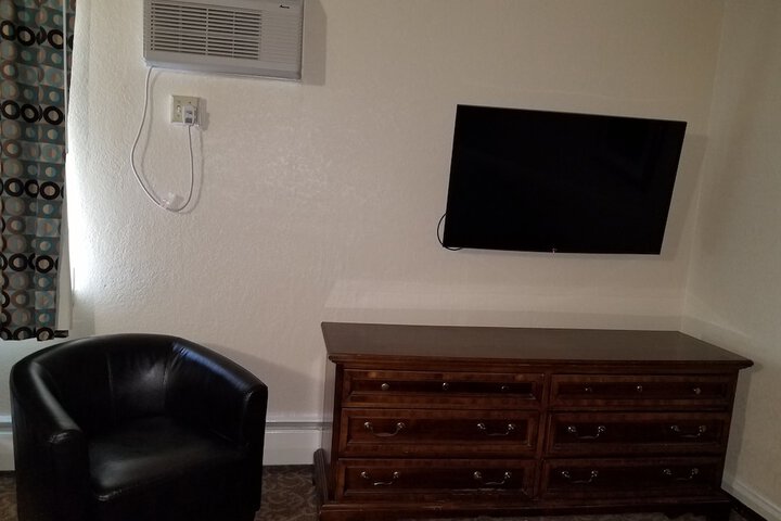 2 Queen Beds (7 of 12)