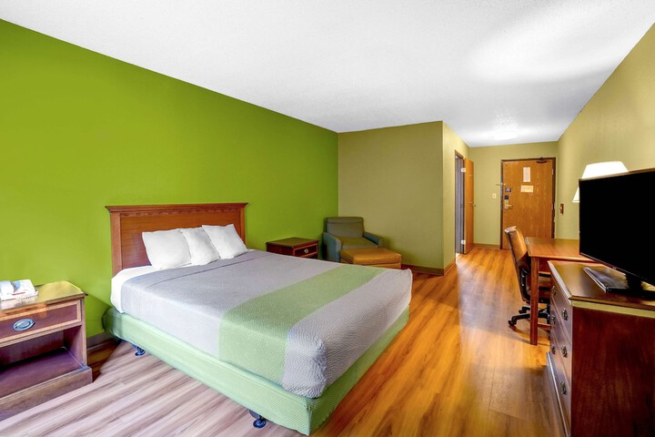1 Queen Bed (5 of 5)