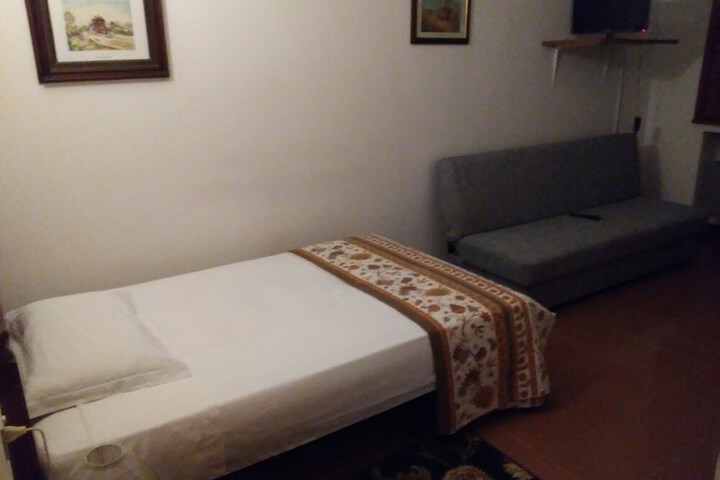 Room 2 of 20