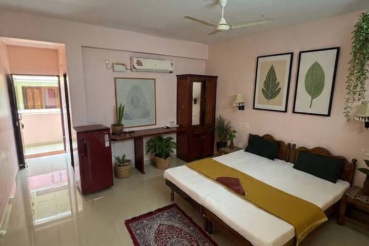 Room 7 of 12