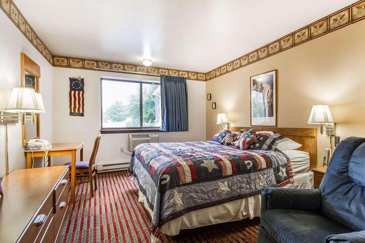 1 King Bed (2 of 16)