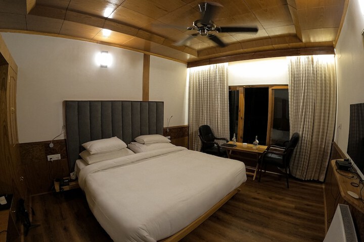 Room 11 of 27