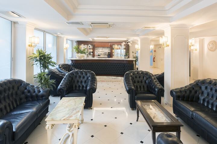 Lounge 76 of 87