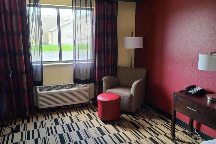 1 King Bed Microwave and Refrigerator WiFi Full Breakfast (15 of 20)