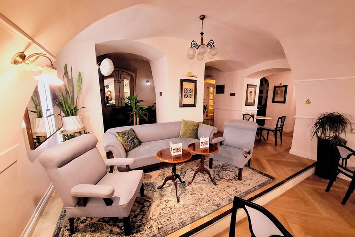 Lounge 19 of 21