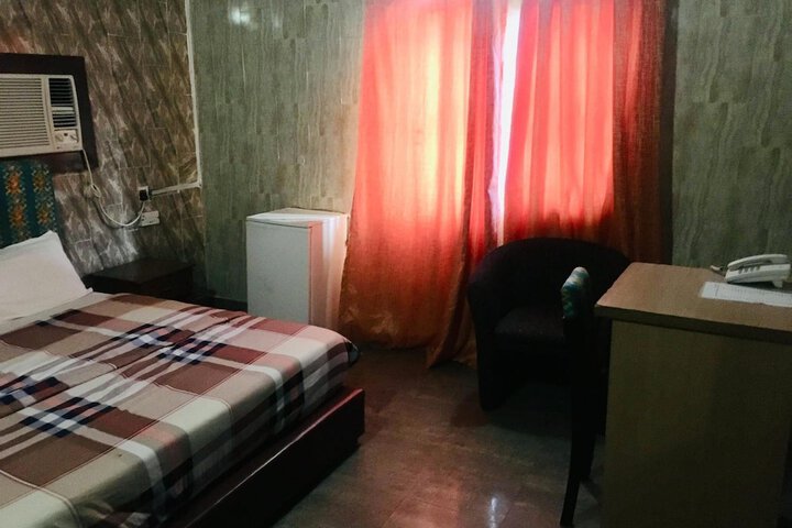 Room 15 of 37
