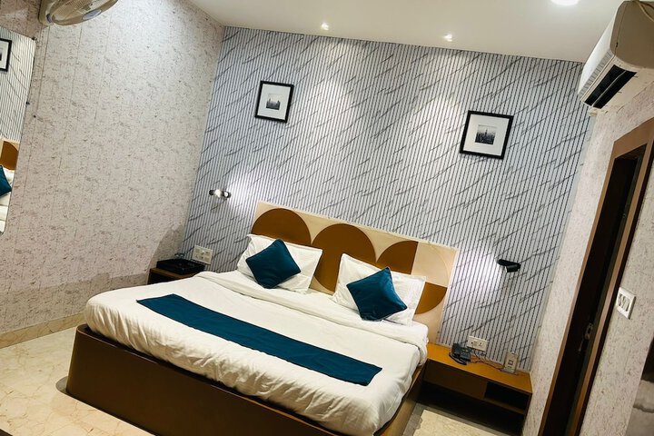 Room 4 of 9