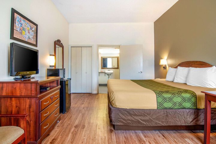 1 King Bed (2 of 18)