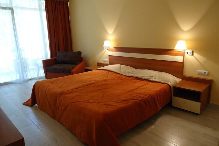 Room 6 of 8