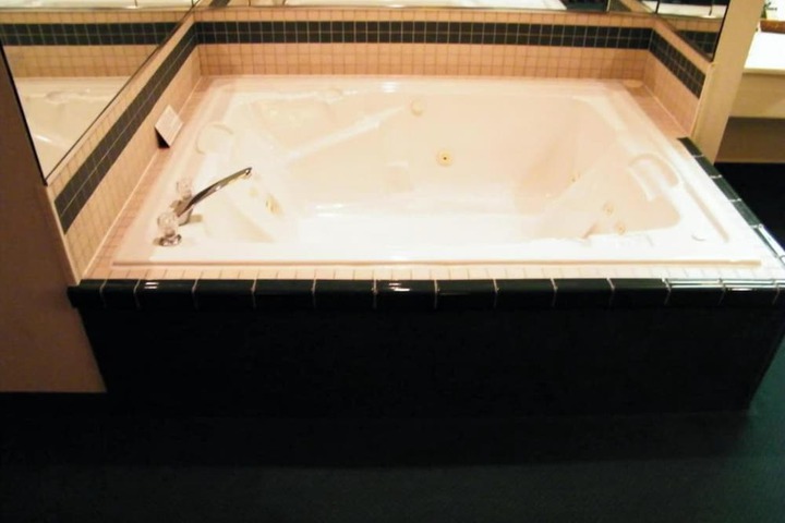 Jetted tub