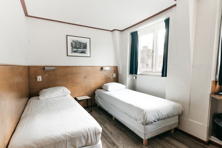 Room 26 of 94
