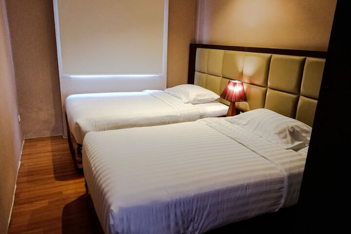 Room 7 of 32