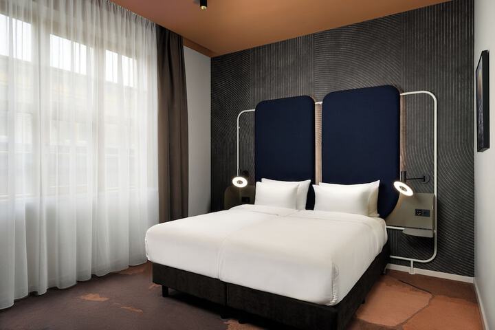 Room 27 of 170