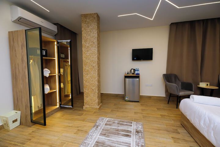 Lounge 106 of 177
