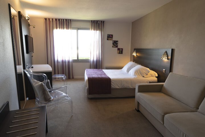 Room 6 of 77