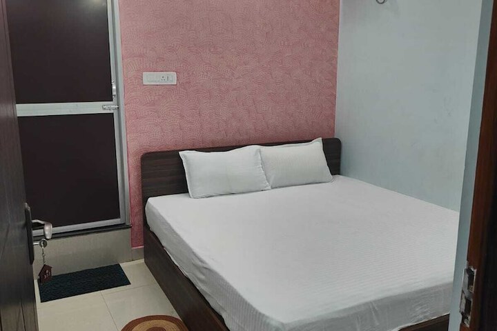 Room 9 of 38