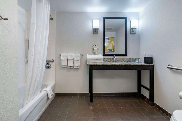2 Queen Beds Accessible (13 of 14)