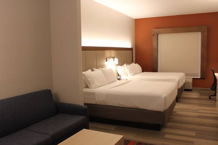 2 Queen Beds (10 of 22)