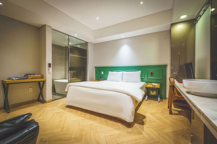 Room 7 of 9