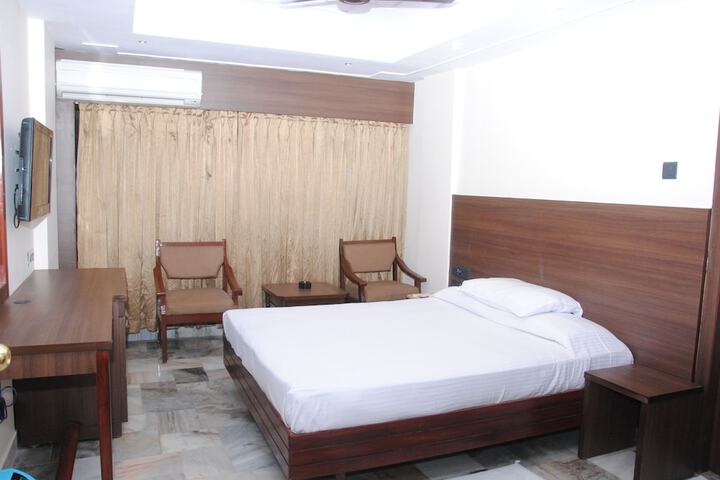 Room 5 of 16