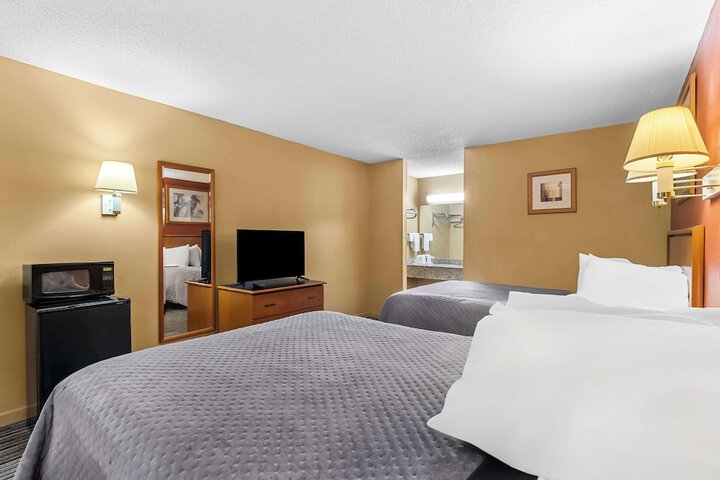 Standard Room, King or Two Doubles (2 of 10)