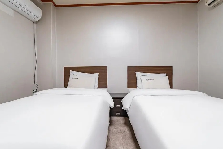 Room 6 of 14