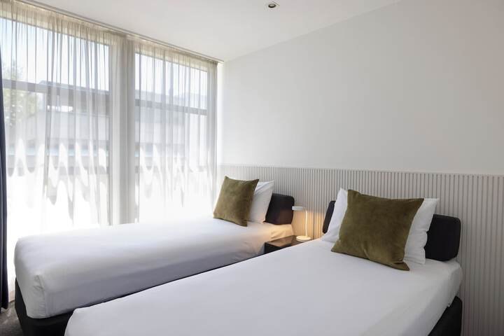 Room 4 of 18