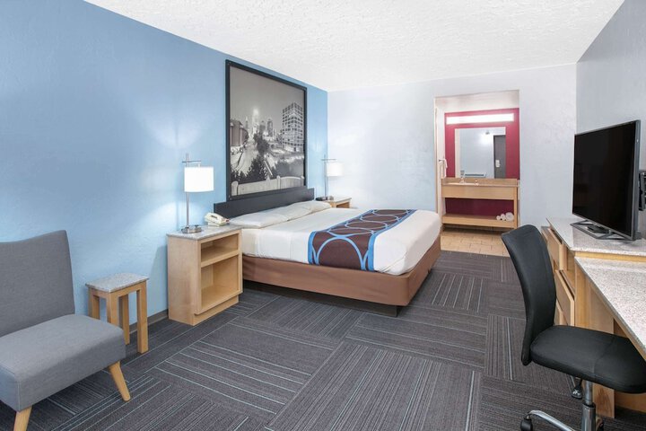 1 King Bed (4 of 15)