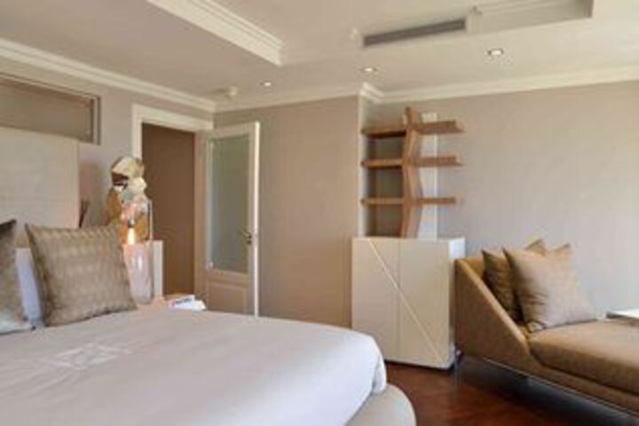 Room 13 of 36