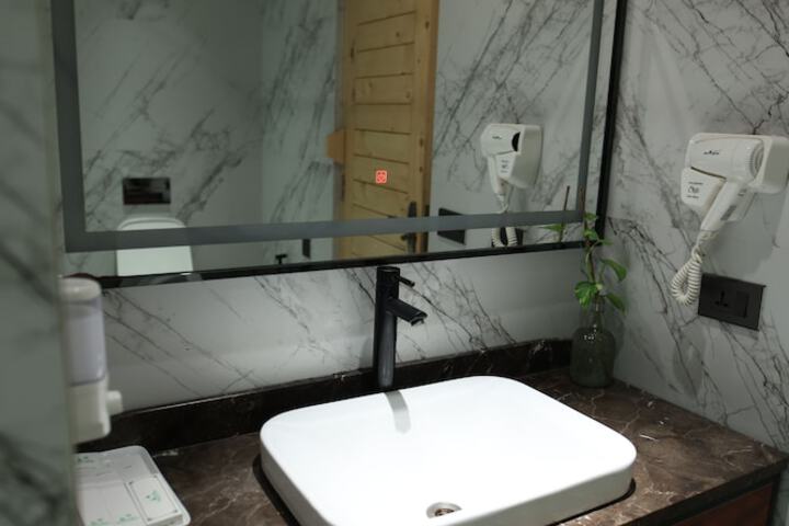 Room 151 of 297
