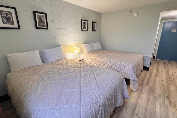 Room 4 of 10