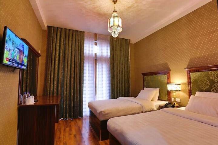Room 10 of 32