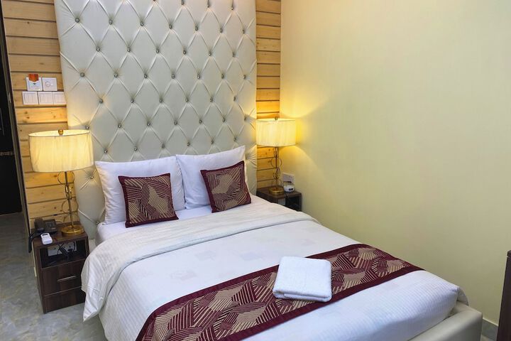 Room 4 of 25