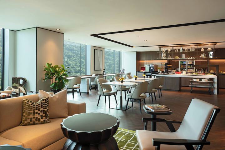 Lounge 36 of 49