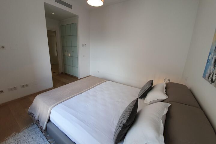 Room 9 of 27