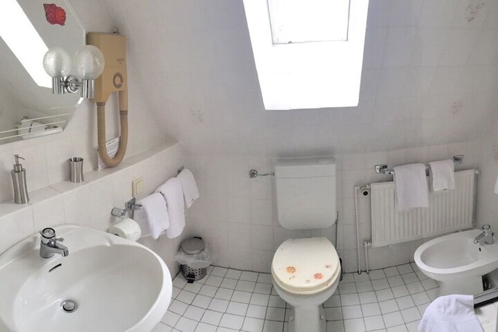 Room 12 of 50