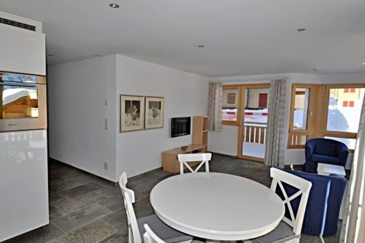 Room 4 of 12