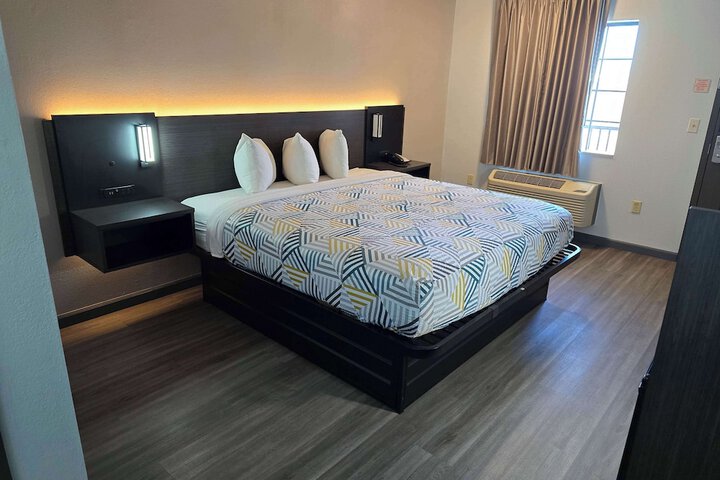 Room 17 of 28