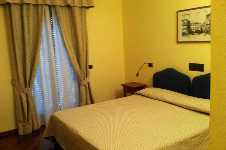 Room 4 of 12