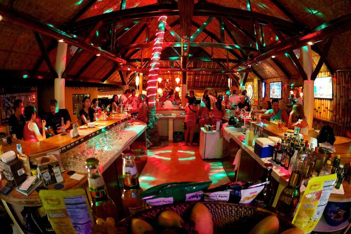 Lounge 53 of 61