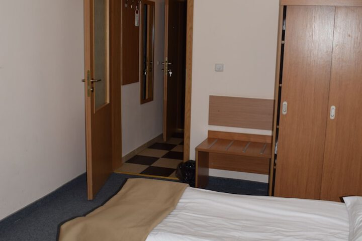 Room 9 of 77