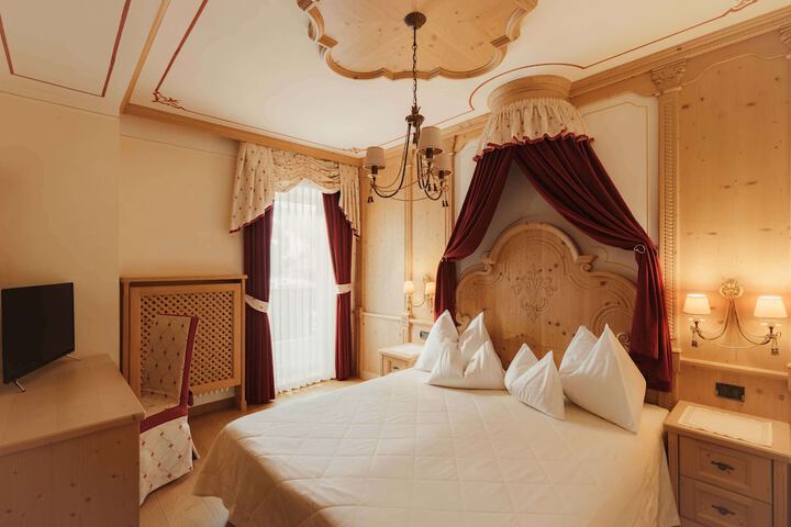 Room 6 of 28