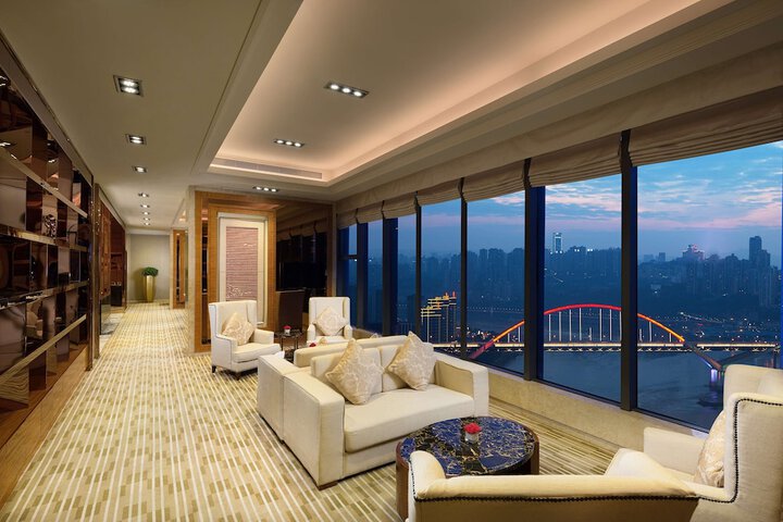 Lounge 32 of 51