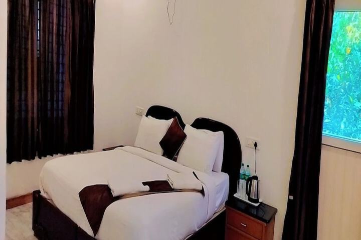 Room 5 of 8