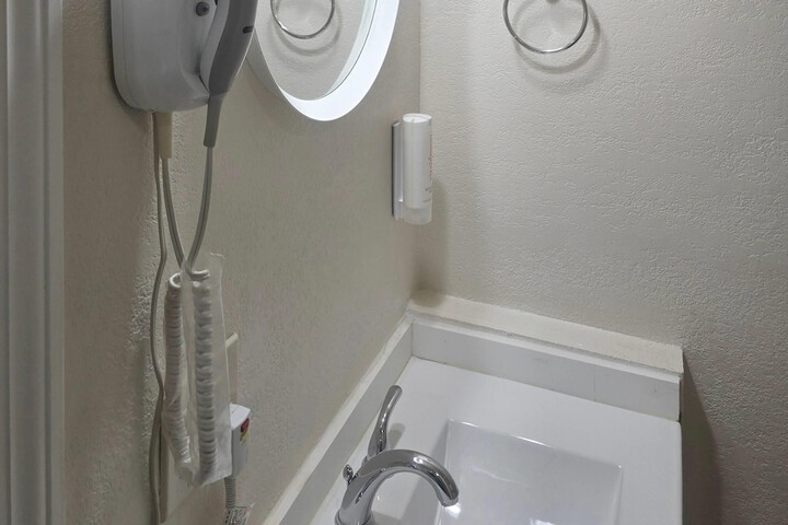 Room 16 of 28