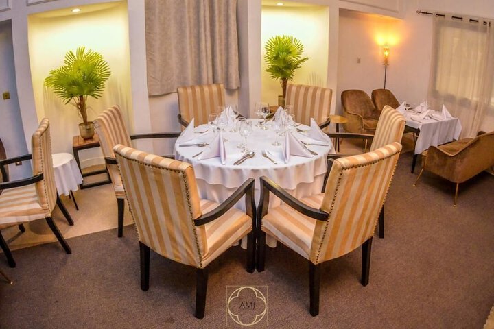 Dining 14 of 19