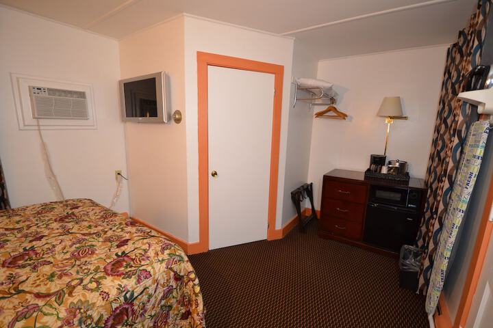 1 Queen Bed (24 of 30)