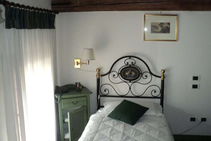 Room 6 of 67