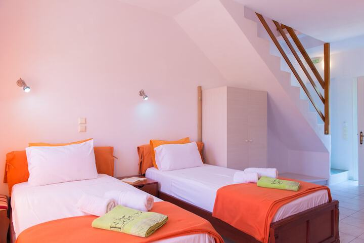 Room 14 of 195
